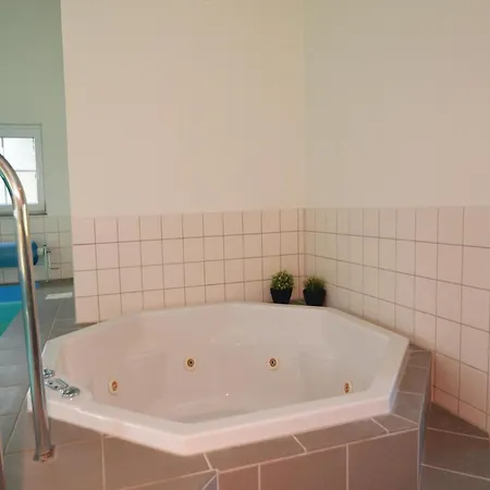 Six-bedroom In 別荘 *